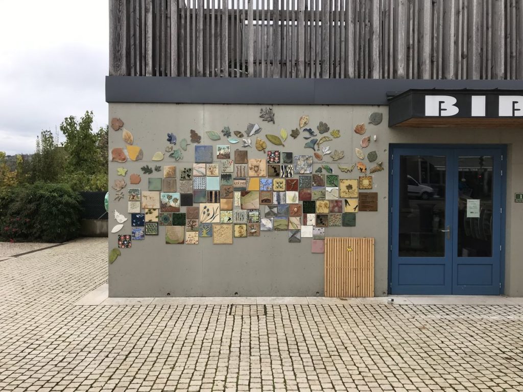 Médiathèque de Biol décorée d'une fresque en hommage à Yves Gaget